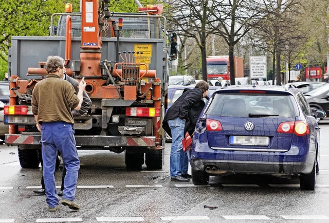 Alltag: Nach einem Autounfall wissen d...Unfallstelle schnell gerumt werden.    | Foto: dpa