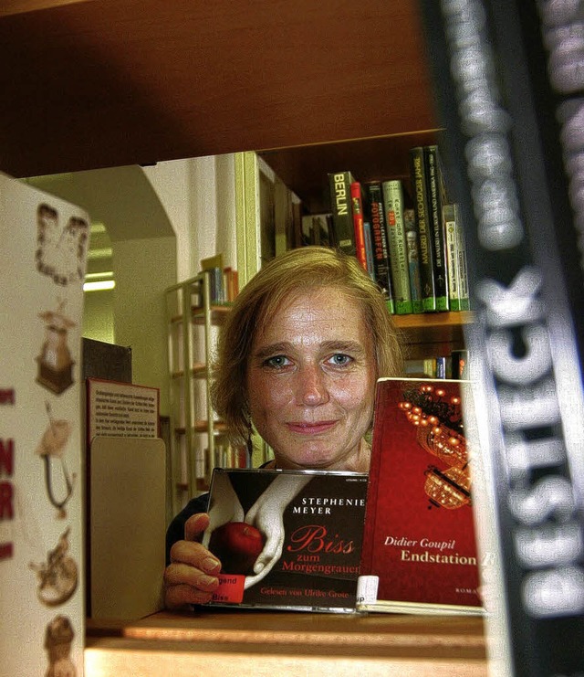 Bibliotheksleiterin Birgit Lange mit zwei gefragten Stcken.   | Foto: Henning