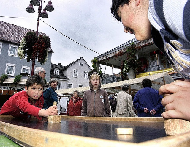 Da fetzt der Holzpuck ber den Tisch: Airhockey.   | Foto: Bastian Henning