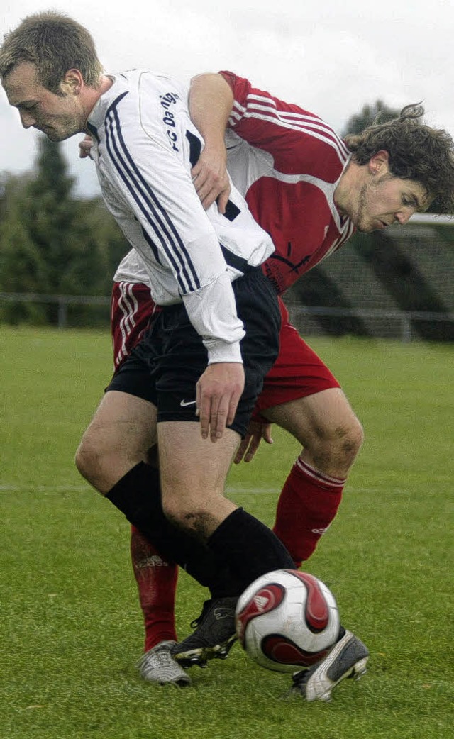 Alexander Haffa (helles Trikot) und se...efensivstrkste Team der Bezirksliga.   | Foto: Dieter Reinhardt