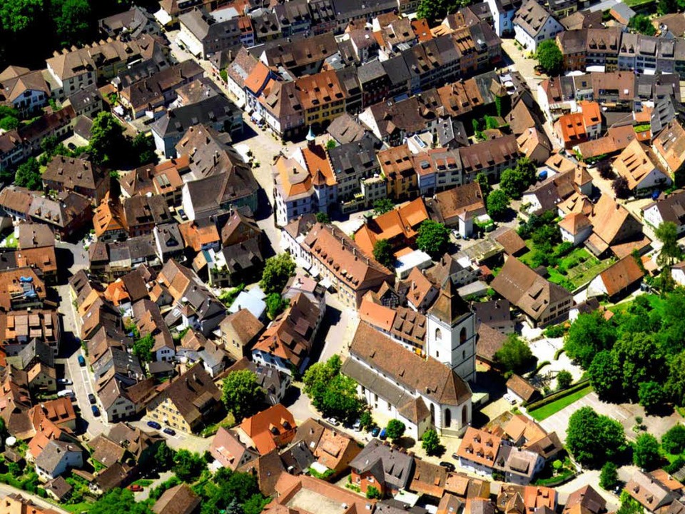 Die Staufener Altstadt: Mehr als 120 Gebäude haben Risse.  | Foto: Sparkasse