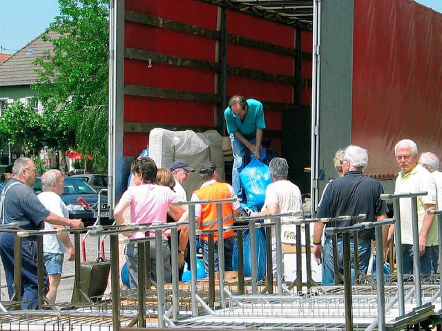 Helfer beim Beladen des Lasters zum 38. Hilfstransport.  | Foto: Seitz