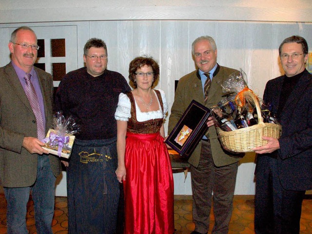 Die Familie Wernet erhielt zur Erffnung der Weinstube Geschenke.  | Foto: Gerold Zink