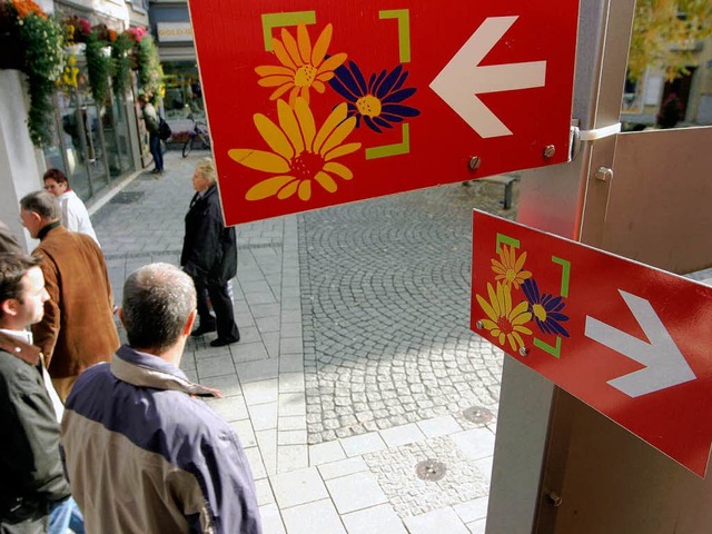 Schilder sollen den Weg zu den zentral...tzen whrend der Chrysanthema weisen.  | Foto: Bastian Henning