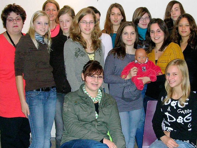 Die neuen Babysitter und ihre Ausbilderinen  im Familienzentrum.  | Foto: Claudia Gempp