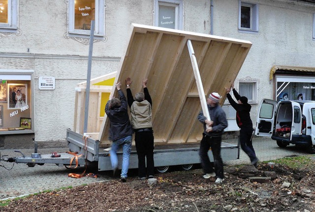 Mit vereinten Krften   setzten Albi M...as neue Spielhaus  in der Unterstadt.   | Foto: Thomas Winckelmann