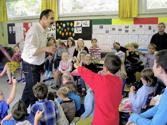 Hchst lebendig ging es zum Vergngen ...sert in der Grundschule Eschbach zu.    | Foto: Monika Rombach