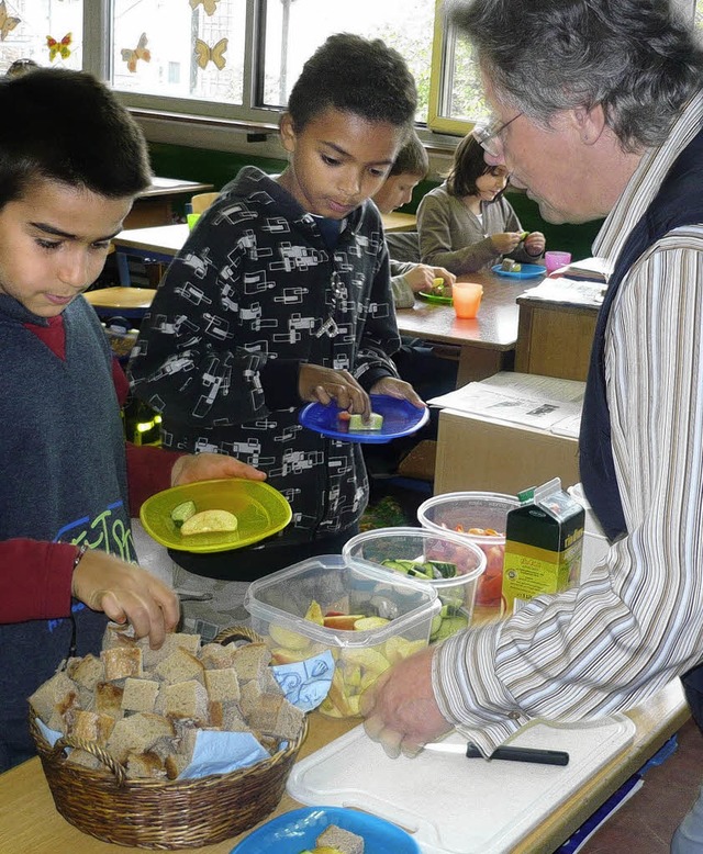 Apfel, Gurke und ein Brotstck: Das gibt gesunde Spiee.   | Foto: BZ