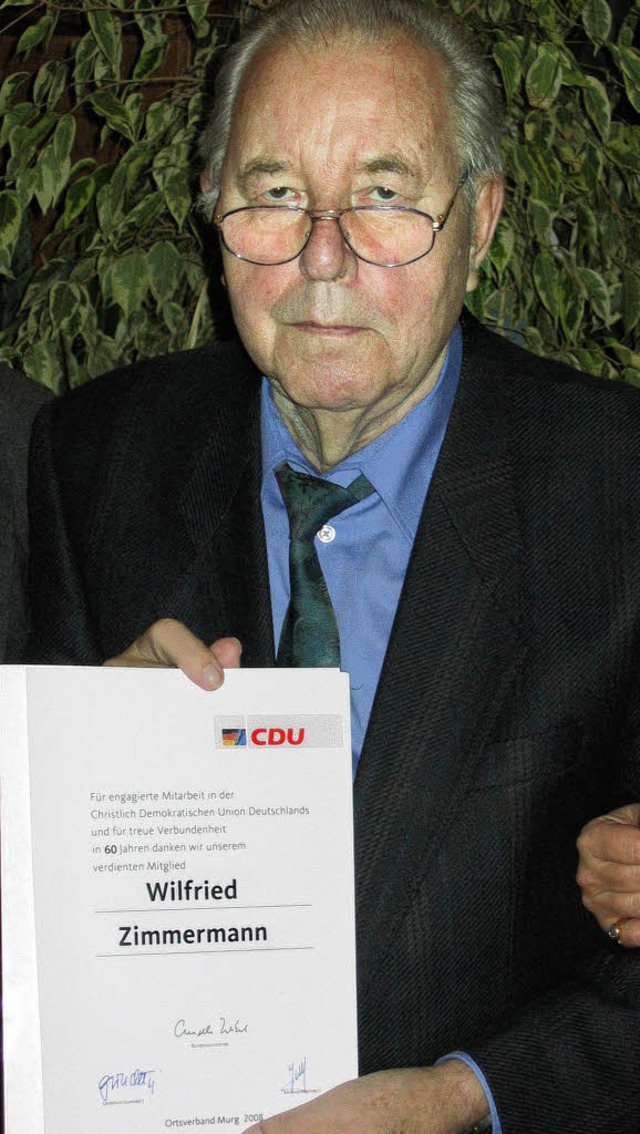 Wilfried Zimmermann wurde fr 60 Jahre...U mit einer Urkunde und Mnze geehrt.   | Foto: Gottstein