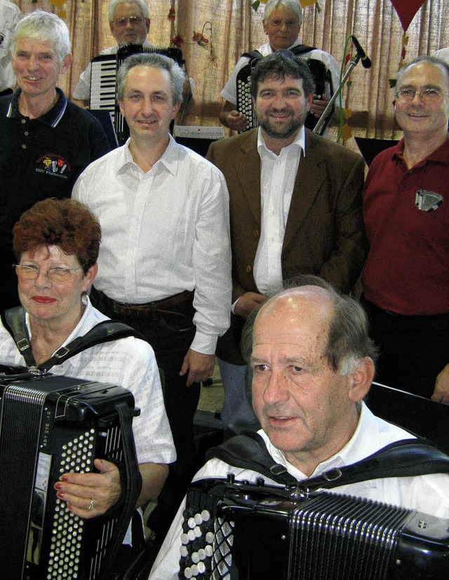 Ralf Brgelin  (2. von rechts), zusamm...inmitten des gastgebenden Orchesters.   | Foto: Freyer