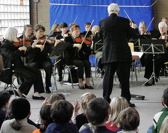 Die Lehrerphilharmonie Freiburg gab k...die klassische Musik nher zu bringen.  | Foto: privat