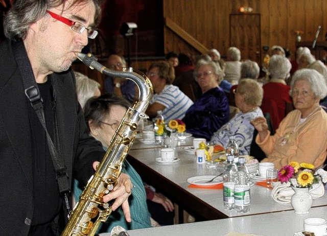 Saxofonist Dirko  Juchem  machte beim ...Begegnung auch Abstecher in den Saal.   | Foto: Martina Weber-Kroker