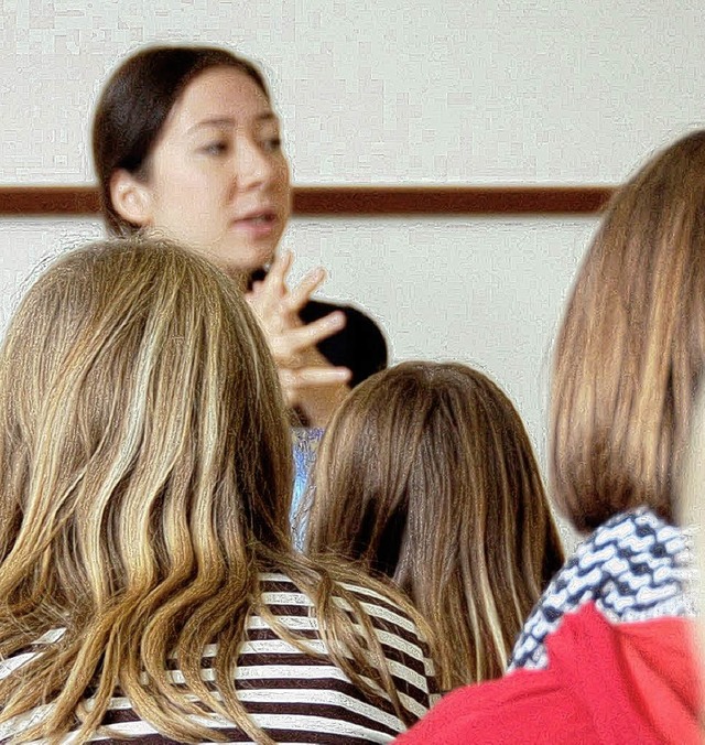 Die Autorin Jenny-Mai Nuyen zog die Sc... der Stadtbibliothek  in ihren Bann.    | Foto: Laura  Ehring