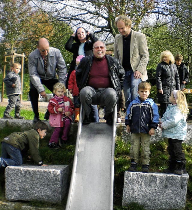 Ortsvorsteher Willi Wunsch testet die ...recher der Erschlieungsgemeinschaft.   | Foto: cwe