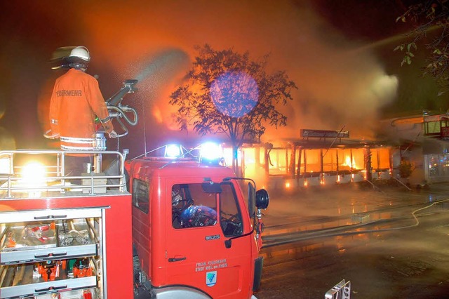 In hellen Flammen: Lscheinsatz an der Palmrainstube  | Foto: Hannes Lauber