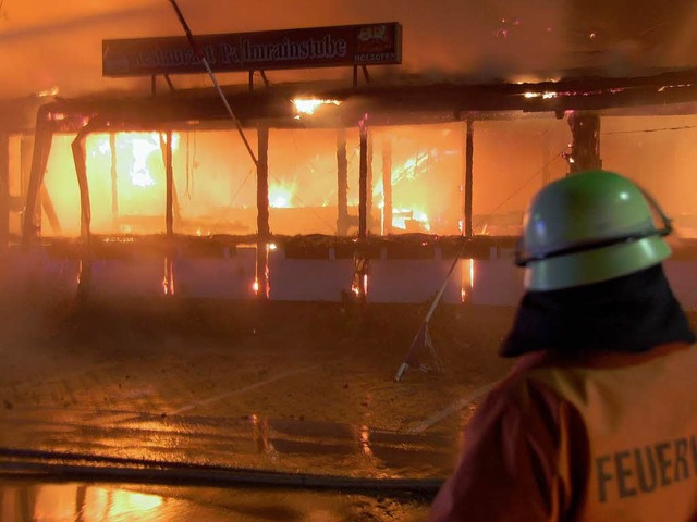 Die Feuerwehr im Kampf gegen das Flammenmeer.  | Foto: Hannes Lauber