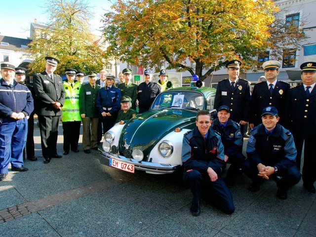 Gruppenbild mit Kfer: Polizisten aus sechs Lndern feierten in Lrrach.   | Foto: Barbara Ruda