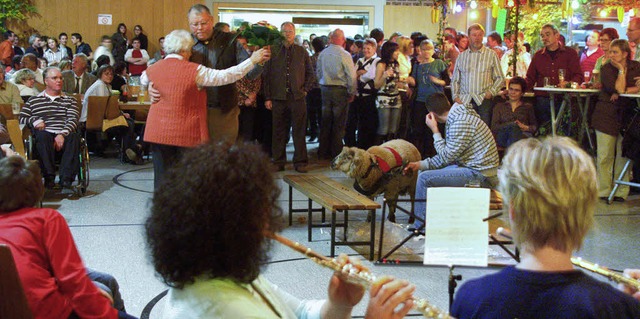 Hammeltanz bei der Weisweiler Kilwi: 1...sich  zum Tanz um den Hammel gemeldet.  | Foto: Ilona Hge