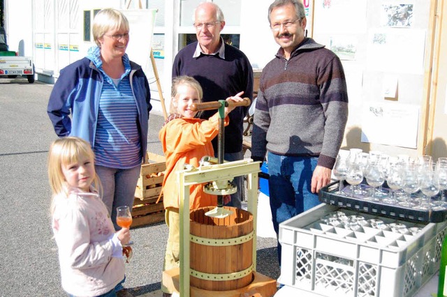 Bei einer Apfelsaft-Press-Aktion mit A...felsammler ihren eigenen Direktsaft. | Foto: Winzer Bei einer Apfelsaft-Press-Aktion mit A...felsammler ihren eigenen Direktsaft. | Foto: Winzer