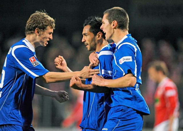 Souverner Sieg gegen Ahlen: Der Sport...mit einem 3:0-Sieg die Tabellenspitze.  | Foto: dpa