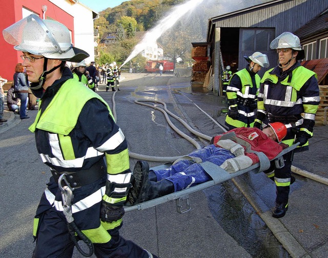 bung muss sein: Ein Maschinenbrand in einer Zimmerei war das Szenario.   | Foto: Heinz Vollmar