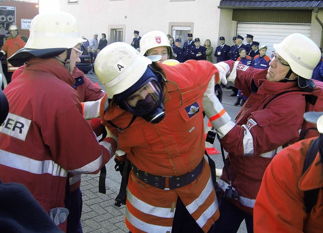 &#8222;Verletzt&#8220; wird dieser Feuerwehrmann von den Maltesern versorgt.  | Foto: Rudi Rest