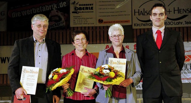 <Bildtext>Neue Ehrenmitglieder: Hartmu...s  Vorsitzender Erik Weide</Bildtext>   | Foto: Fssel