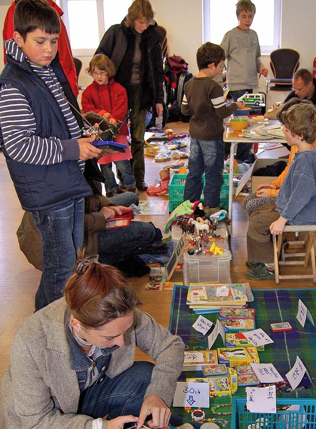 <Bildtext>Hochbetrieb:  Kinderflohmarkt im  Gemeindehaus. </Bildtext>  | Foto: Vollmar