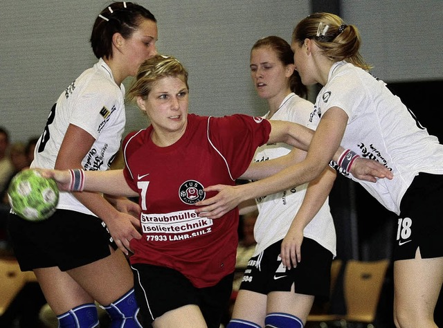 Handball  Frauen 2008/2009TUS Altenhei...e, setzt sich gegen 3 Gegnerinnen durc  | Foto: Peter Aukthun-Goermer