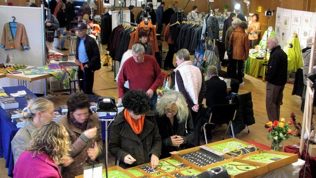 Aufmerksam begutachteten die Besucher das Angebot im Kursaal.  | Foto: hildegard siebold