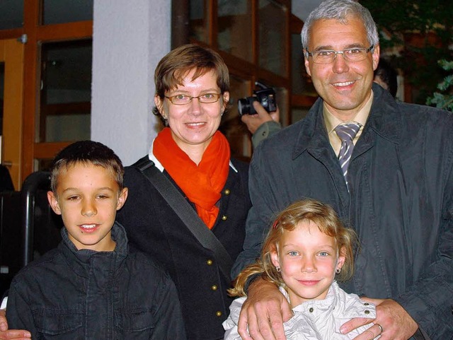 Der Wahlsieger von Ortenberg mit Famil...ollmer, Tochter  Maria und Sohn Luis.   | Foto: H.  Rderer