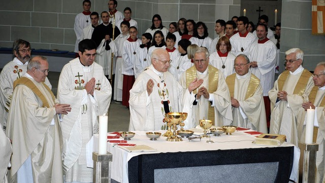 Erzbischof Robert Zollitsch (Mitte), e...as Brkle beim gestrigen Pontifikalamt  | Foto: gertrude siefke