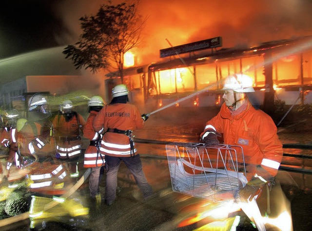 Lichterloh brannte  es in Friedlingen ...ller Bemhungen nicht mehr zu retten.   | Foto: Hannes Lauber