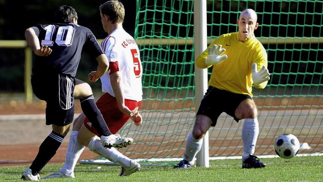 Der Bad Sckinger Fabio Cocuzza, gest...r (rechts) braucht nicht einzugreifen.  | Foto: Meinrad Schn