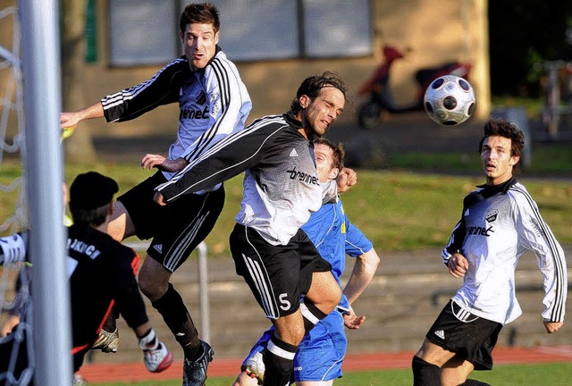 Augen zu und durch: Die Wehrer Jens Lu...en SV Waldkirch zum Erfolg zu kommen.   | Foto: meinrad schn