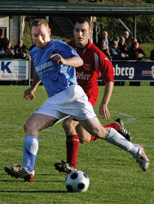 Tobias Ruf (links), hier im Duell mit ...mit seinem Treffer den FC Denzlingen.   | Foto: Claus Zimmermann