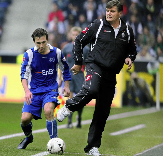 Der Gladbacher Coach Hans Meyer (recht...20; mit  KSC-Angreifer Sebastian Freis 