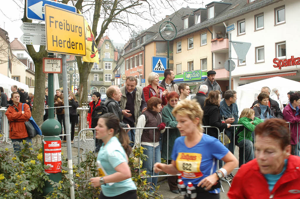 Die Lufer passieren das Ortsschild Freiburg-Herdern, Marathon