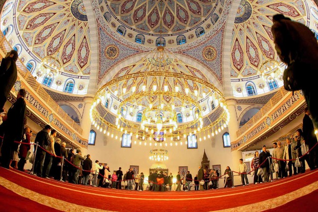 Das Innere der Moschee ist sehr prachtvoll.  | Foto: dpa