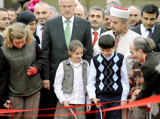 Trkische und deutsche Kinder durften ...rchschneiden und die Moschee erffnen.  | Foto: ddp