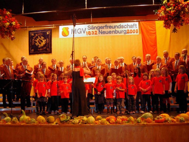 Der Mnnergesangverein Sngerfreundsch...nburg und der stattliche  Kinderchor.   | Foto: Bianca Flier