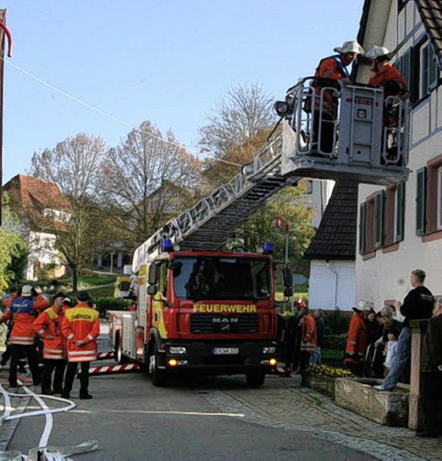 Die neue Drehleiter der Kenzinger Wehr...bung in  Bombach ihren ersten Einsatz.  | Foto: Kopp