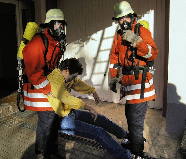 &#8222;Menschenrettung&#8220; bei der bung an der Schulstrae.  | Foto: Michael Haberer