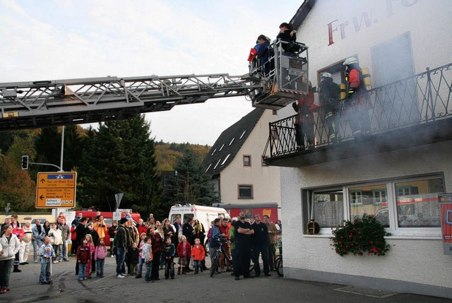 Viele Schaulustige verfolgten die Feuerwehrbungen.   | Foto: Raab