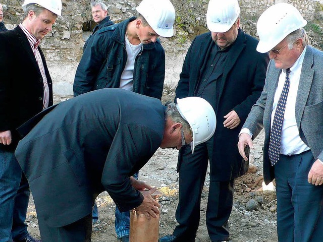 <Bildtext> Josef Weber verschliet die... Grundstein gelegt wurde.  </Bildtext>  | Foto: Eberhard Wei