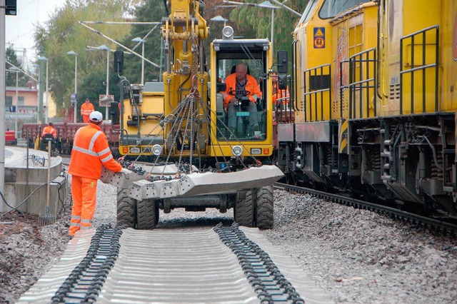 Gleisbau im Haltepunkt Schillerstrae. Hier ist es fr den Umbauzug zu eng.  | Foto: Nikolaus Trenz