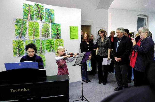 Kursteilnehmer und deren Kinder spielten zur Vernissage auf.   | Foto: Knstle