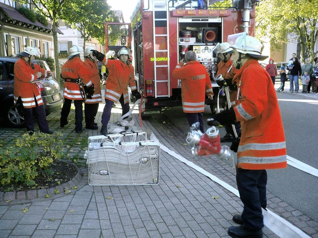 Voll auf der Hhe des Geschehens zeigten sich die Feuerwehrleute.  | Foto: dieter fink