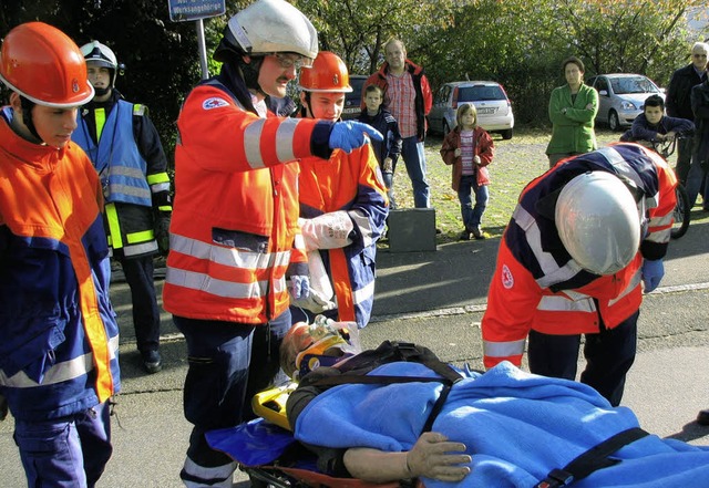 Menschenrettung: Betreuer Stephan Wann...Jugendlichen den nchsten  Handgriff.   | Foto: Susanne Kanele