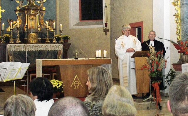 Pfarrer Franz-Josef Ehrath (links) und...#8222;Nacht der offenen Kirche&#8220;.  | Foto: meike zorn